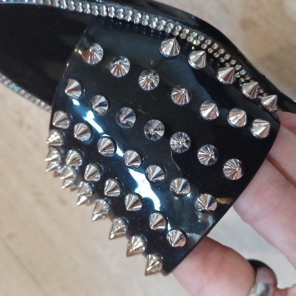 Stunning Wild Diva Lounge Studded Rhinestone Slides - Picture 10 of 10